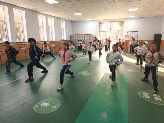 内蒙古自治区呼和浩特市新华小学车站校区，学生在室内开展体育活动。受访单位供图