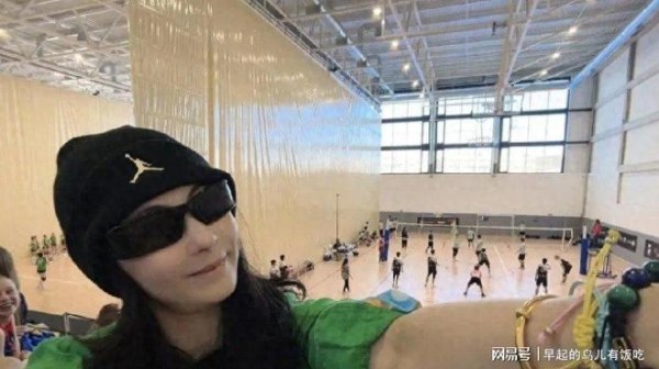 张柏芝被儿子背着跑，15岁小Q身高逆袭，长成妈妈的超酷依靠