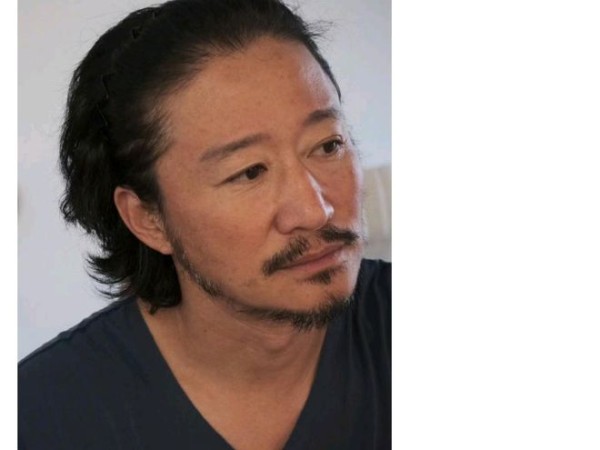 谢楠晒照为吴京庆生，长发造型硬汉范十足，却被导演郭帆抢了风头