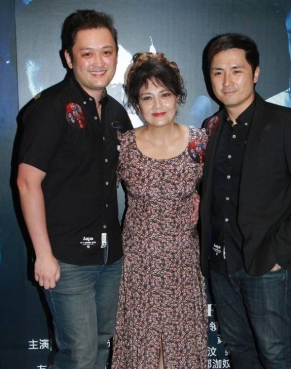 TVB男星被兄禁见母逾1年,报警无用天人永隔,靠隐藏电话才获邀请出席葬礼