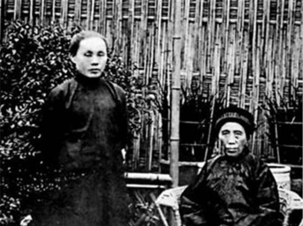 郭沫若去世半年，其妻子整理遗 物时发现一秘密后，无奈悲愤自杀