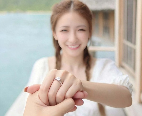 香港知名网红女神宣布离婚，花费百万办婚礼，婚姻维持不到三年