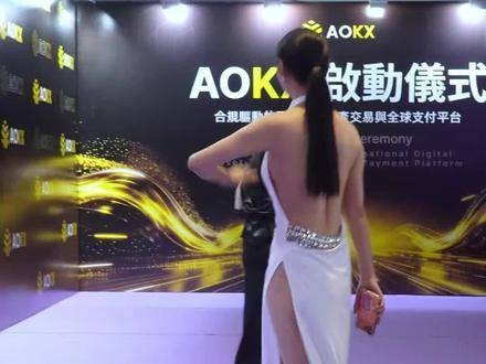 毛毛姐与吴丹联袂登场,超模冠军组合闪耀登场!原视频