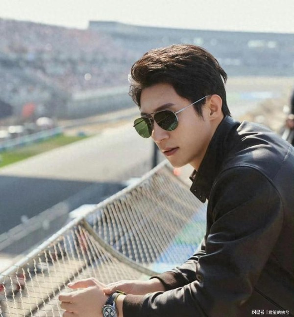 黄景瑜张艺上再曝瓜！八年纠葛翻红浪姐，王雨馨暗怼不停