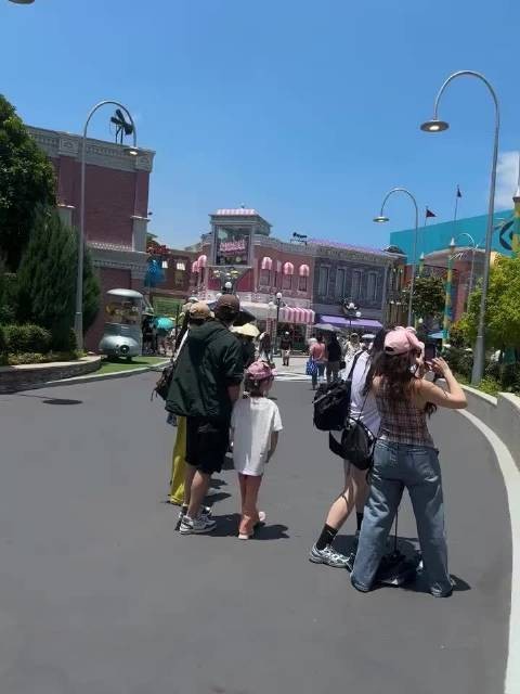 网友在新加坡偶遇唐嫣一家三口游玩，永远幸福下去