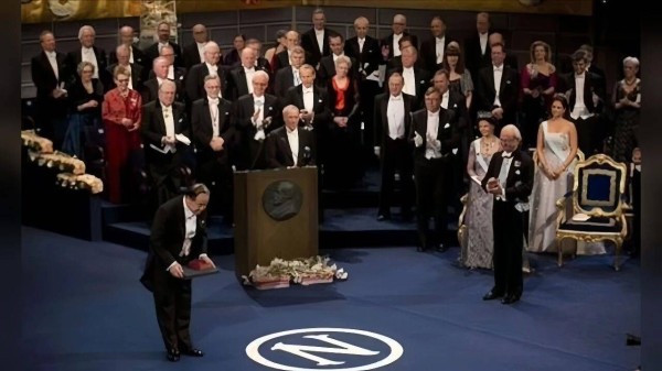 中国文学要由西方发奖是滑天下之大稽