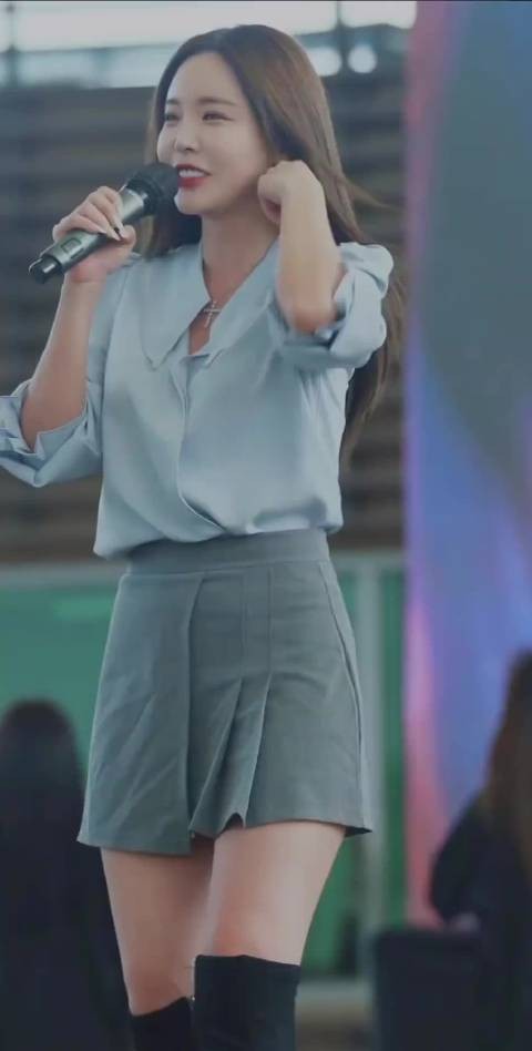 前排的男生眼前突然漆黑一片