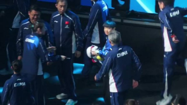 邱贻可扶孙颖莎下台阶，马琳助何卓佳稳身形