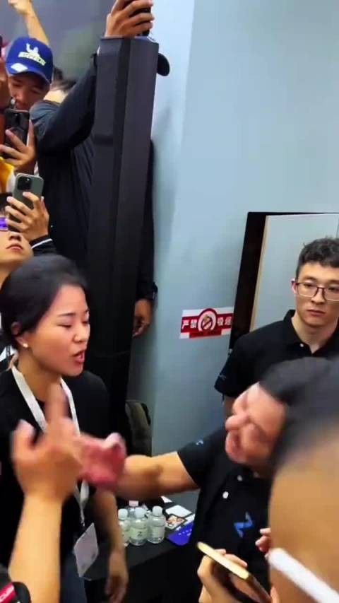 张雪妻子挺身而出挡争执