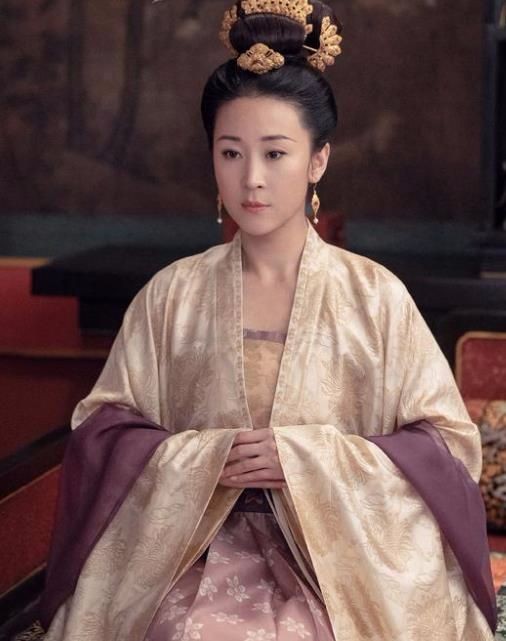 年纪只差两岁苗圃和罗晋演母子，更唏嘘的是他们曾为绯闻情侣