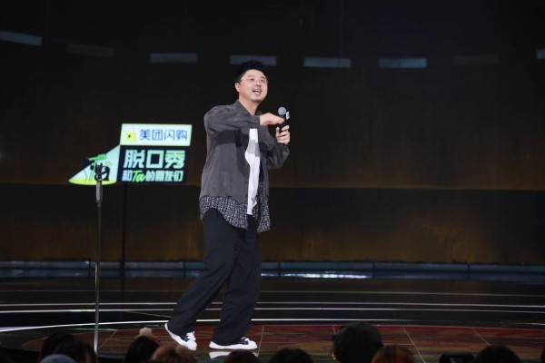脱口秀逆袭话剧?2025春节档喜剧大战引爆Z世代情绪经济!