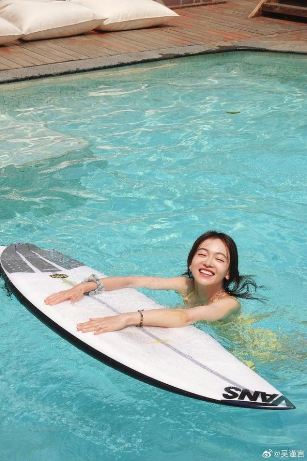 吴谨言穿黄色吊带上衣泳池中玩耍,笑容明媚气质佳