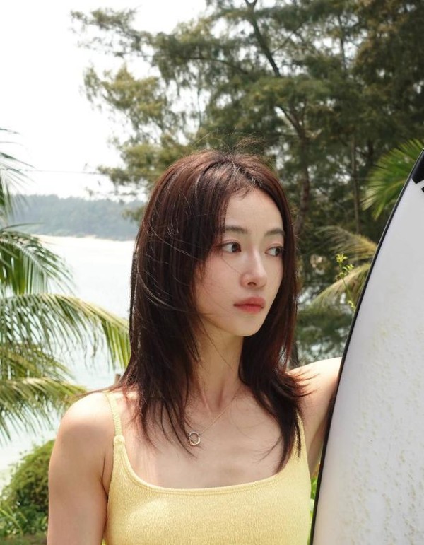 吴谨言肌肤白皙。