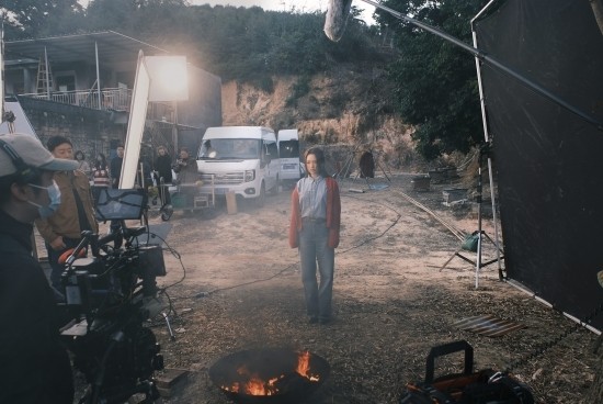 《阳光灿烂的地方》片场照曝光 金莎呈现复杂人物状态