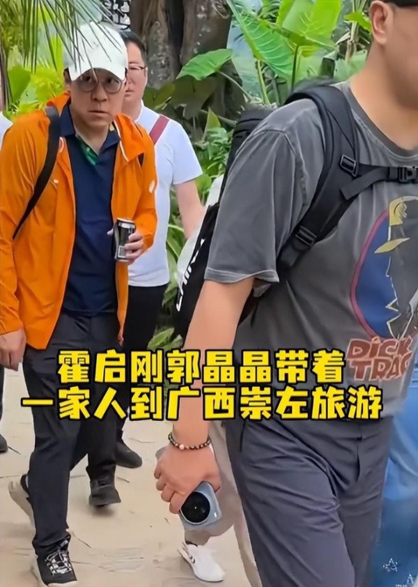 郭晶晶一家广西爬山,霍启刚累到脸色惨白,看路人怼娃拍明显生气