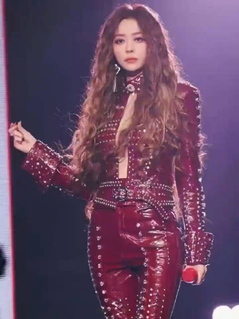 张靓颖演唱会全程冷脸，自曝do脸了笑不出来