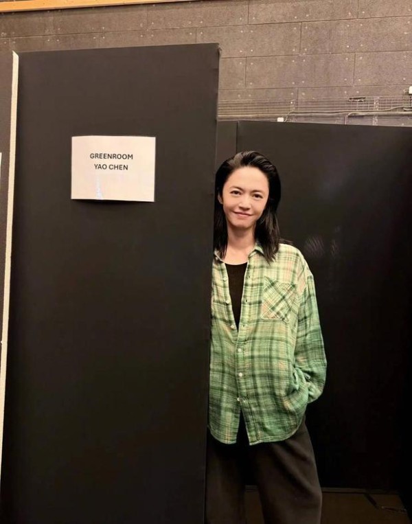 姚晨穿绿格衫现身，笑容超甜。