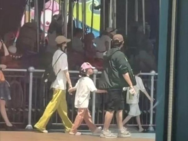 罗晋一家三口外出游玩，唐嫣扎麻花辫好减龄，女儿很可爱