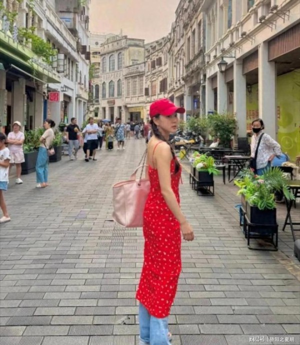 海南偶遇马龙一家!妻子带娃穿搭随性又时髦,这状态哪像孩子妈?