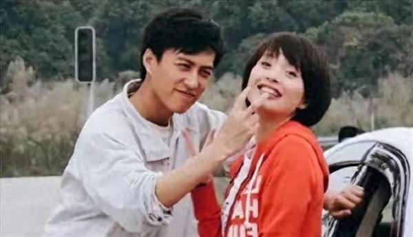 她26岁成双料影后,二婚嫁靳东高龄生下俩儿子,如今48岁被宠成宝