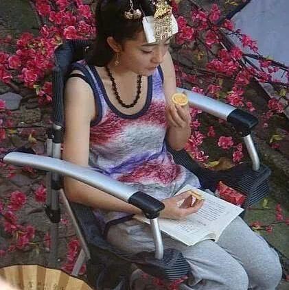 封面 电视剧搞笑幕后花絮:唐嫣搞笑,胡歌妩媚