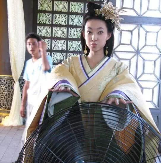 封面 电视剧搞笑幕后花絮:唐嫣搞笑,胡歌妩媚