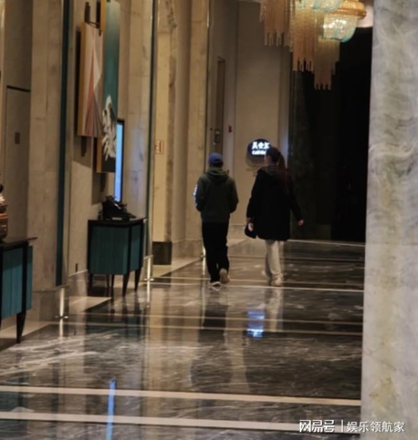 王宝强带女友青岛度假，冯清开大G气场全开，身高差真像小娇夫?