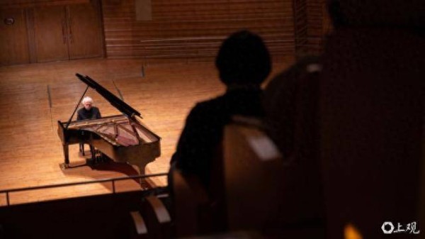 巴赫作品点亮古典之夜，席夫爵士独奏申城