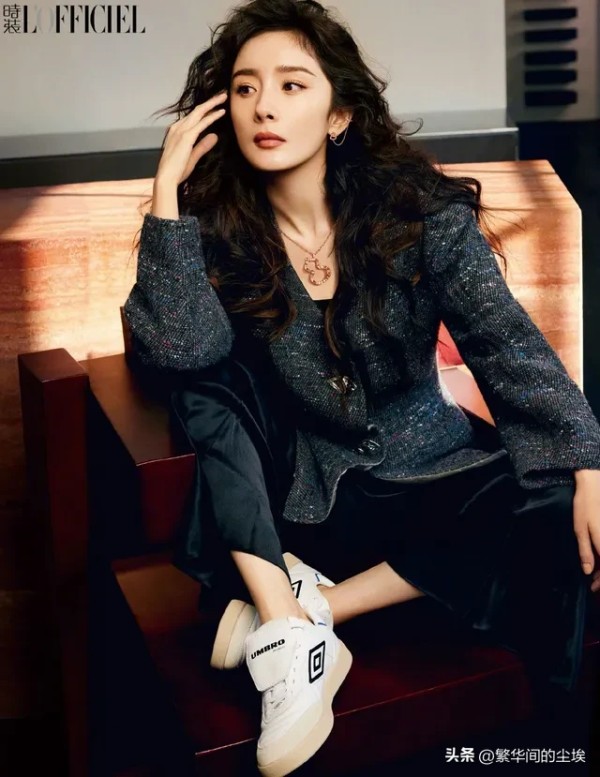 繁华间的尘埃:杨幂创纪录霸屏ELLE 12年!内娱唯一“五大刊十年连登”王者炸场!
眼球炸裂!杨幂又双叒叕刷屏了!
内娱时尚圈昨夜被一颗“重磅炸弹”点燃——杨幂霸气解锁《ELLE世界时装之苑》2025年8月刊封面!这已是她连续第12年登上该刊封面,不仅将自身保持的连登纪录推向新高,更以内娱唯一达成“五大刊单刊十年以上连登”的绝对实力,坐稳时尚界头把交椅!
此次封面大片堪称视觉盛宴!预告中幂姐...