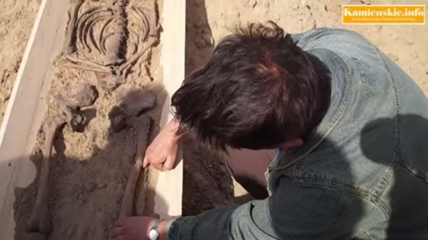 考古学家发现遗骸舌头被割、口中还含有一块石头，怀疑和「吸血鬼葬礼」有关。