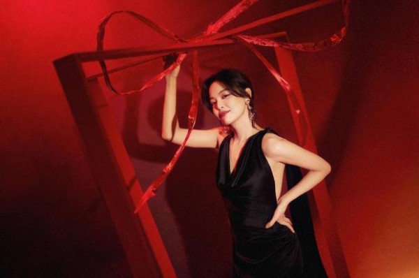 辛芷蕾穿露背吊带裙性感吸睛。