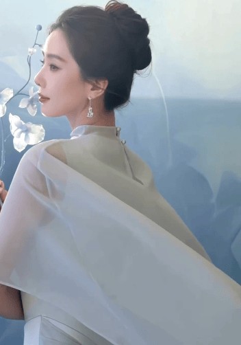 刘诗诗侧颜温柔气质清雅。