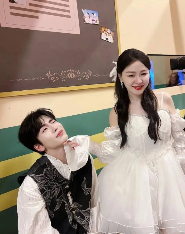 金靖说感觉到张凌赫太火了 调侃火到有点慌