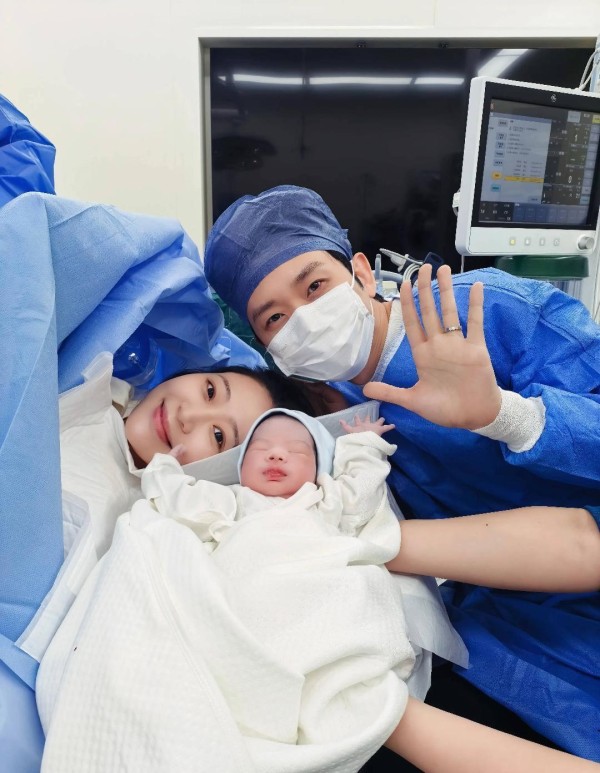 喜剧演员刘思维官宣得子 晒出新生儿脚丫