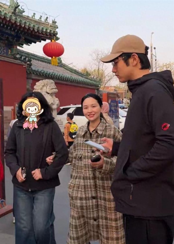 鼓楼偶遇金莎一家三口,金莎挽着婆婆两人像闺蜜,孙丞潇默默守护