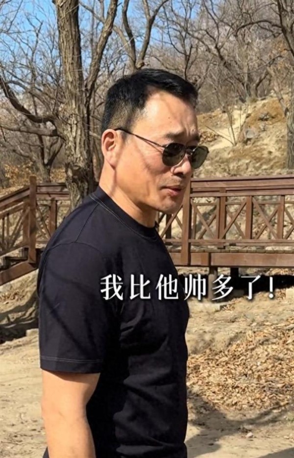 丁海峰夫妇爬山赏花，唐歌胖乎的笑起来好看，两人并肩漫步好甜蜜
