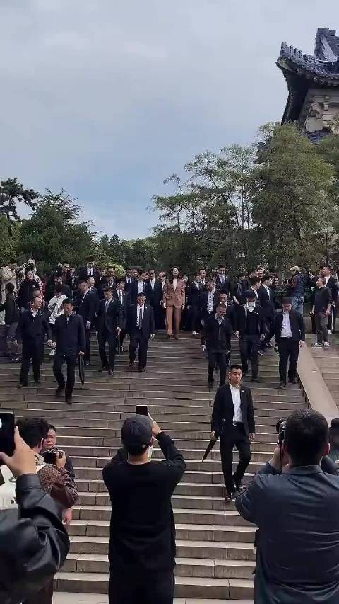 郑丽文时隔21年再来大陆拜谒中山陵,希望台湾早点回归,完成祖国统一!