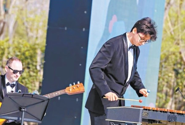 奥西波夫国立模范青年独奏家民族室内乐团在绿心露天剧场带来户外演出。