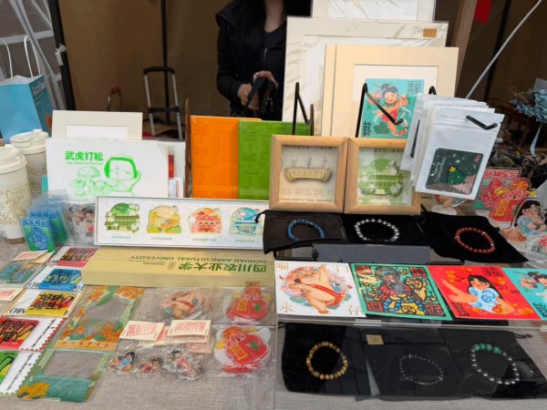 【喜迎校庆】艺传师生作品亮相宽窄巷子“百廿穗岁”花车