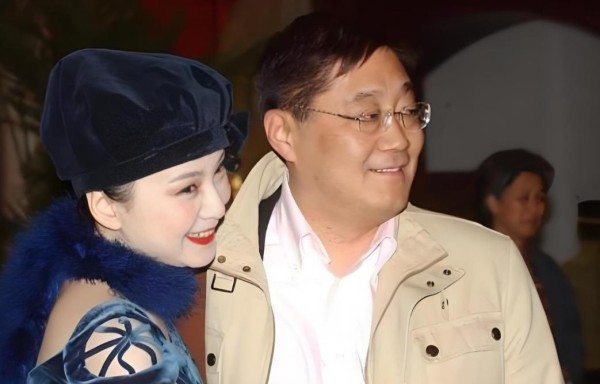 2005年娱乐圈大地震,金牌经纪人王京花一句话,陈道明胡军等几十个大明星集体跳槽,差点掏空华谊兄弟,老板王中军气得拍桌子,这事改变了