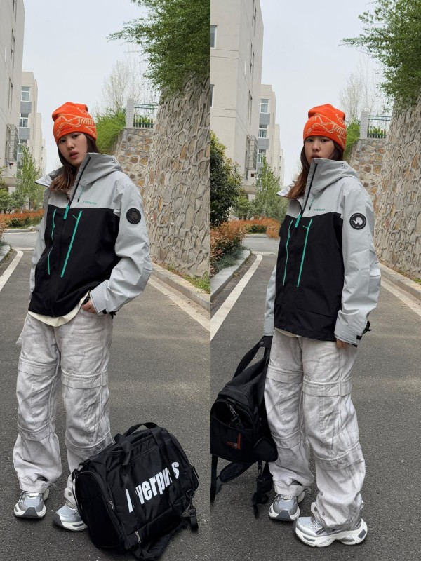 地铁女神卡其色冲锋衣爆火！解密2024“轻运动风”穿搭密码，舒适与高级感兼得？