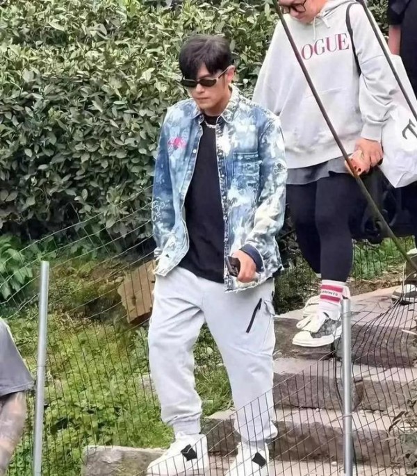 杭州龙井山偶遇周杰伦，一身休闲难掩酷劲，走路的样子比台上还酷