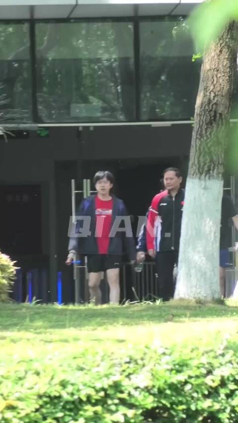 4月9日，王楚钦夺冠后首亮相，现身成都封训场馆，剪了个新发型