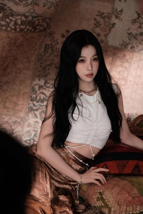 虞书欣斜靠靠垫,慵懒感拉满。