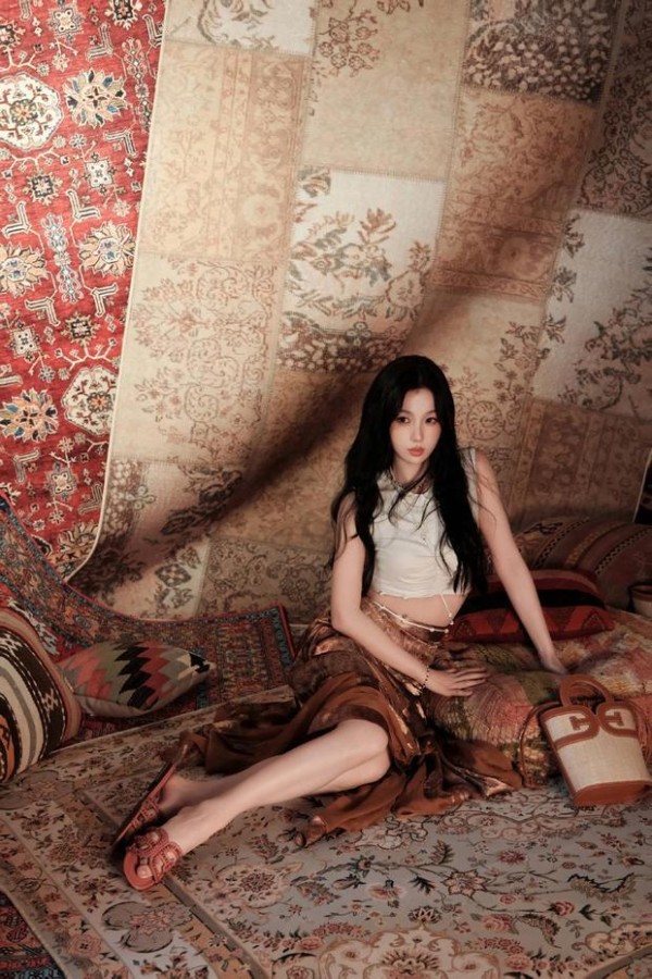 虞书欣席地而坐,身姿舒展随性。