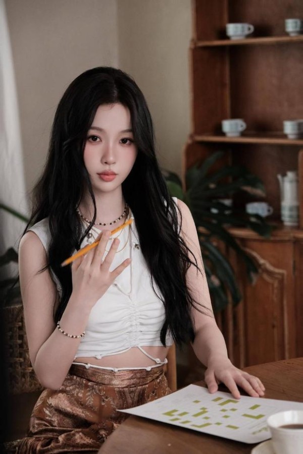 虞书欣波西米亚风造型慵懒复古，鎏金裙裾摇曳浪漫风情