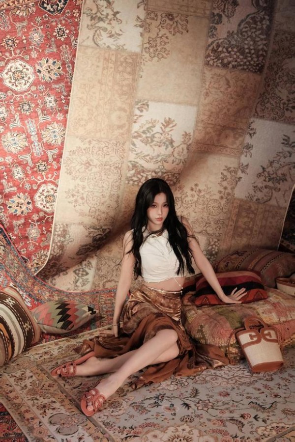 虞书欣慵懒斜坐,复古风情拉满。