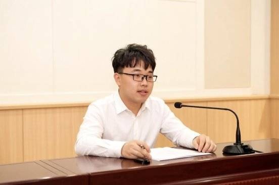 陈昂:被无数人挂在嘴边的诗人