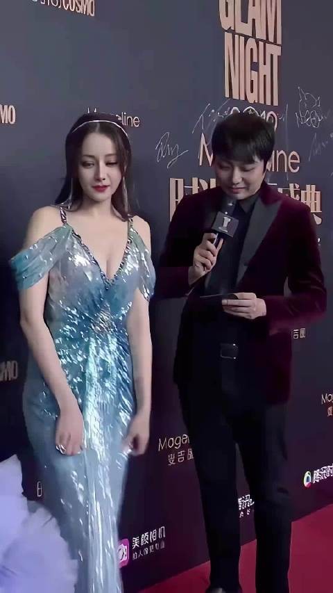 怪不得热巴要一直捂住胸口，怕我们顶不住啊