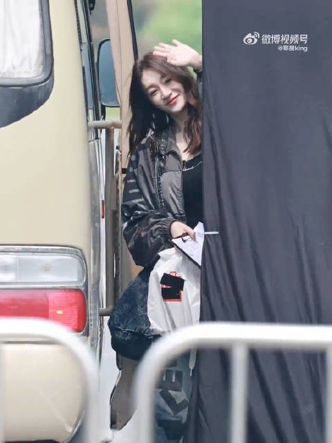 李小冉初舞台就靠美貌出圈,这颜值还用说嘛 状态稳稳的!